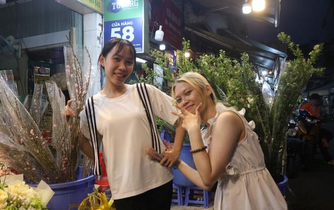 Loại hoa nào giá 200.000 - 250.000 đồng, bán chạy nhất chợ Hồ Thị Kỷ tết này?- Ảnh 5.