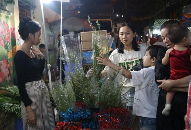 Loại hoa nào giá 200.000 - 250.000 đồng, bán chạy nhất chợ Hồ Thị Kỷ tết này?- Ảnh 9.