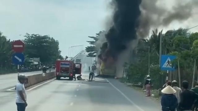 Cháy xe khách giường nằm gần cầu Cổ Chiên, nhiều người hốt hoảng- Ảnh 2. Cháy xe khách giường nằm gần cầu Cổ Chiên, nhiều người hốt hoảng- Ảnh 2.
