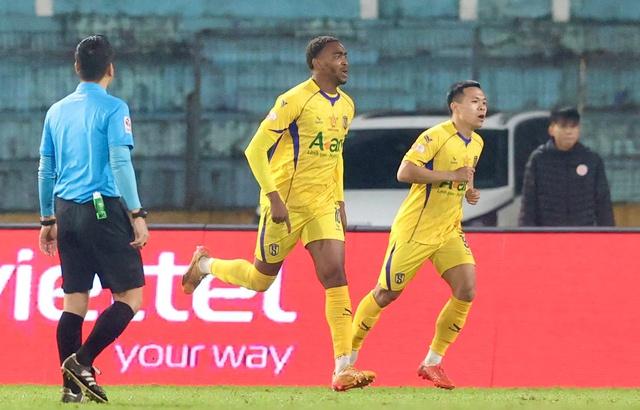 SLNA tạo địa chấn, thắng đậm chủ nhà Thể Công Viettel 4-1: Sao U.23 Việt Nam Cao Văn Bình quá hay- Ảnh 3. SLNA tạo địa chấn, thắng đậm chủ nhà Thể Công Viettel 4-1: Sao U.23 Việt Nam Cao Văn Bình quá hay - Ảnh 4.