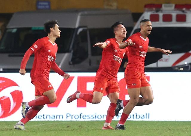 SLNA tạo địa chấn, thắng đậm chủ nhà Thể Công Viettel 4-1: Sao U.23 Việt Nam Cao Văn Bình quá hay- Ảnh 2. SLNA tạo địa chấn, thắng đậm chủ nhà Thể Công Viettel 4-1: Sao U.23 Việt Nam Cao Văn Bình quá hay - Ảnh 3.