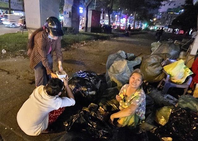 Người phụ nữ 'mót' áo quần nuôi những mùa tết xa quê- Ảnh 1. Người phụ nữ 'mót' áo quần nuôi những mùa tết xa quê- Ảnh 1.