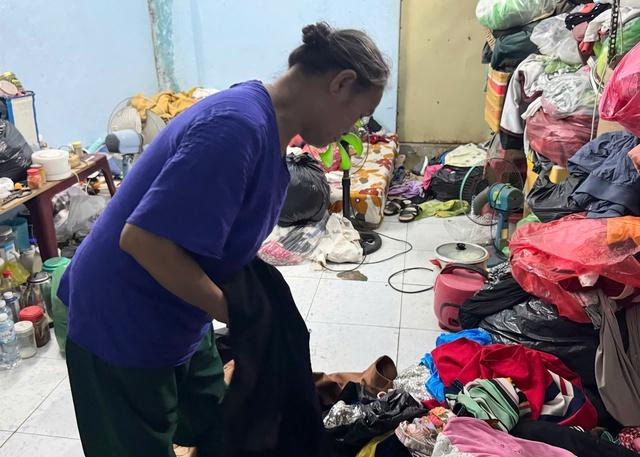 Người phụ nữ 'mót' áo quần nuôi những mùa tết xa quê- Ảnh 5. Người phụ nữ 'mót' áo quần nuôi những mùa tết xa quê- Ảnh 5.