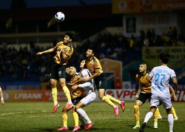 Thanh Hóa ý chí quá ‘khủng khiếp’, bắt Nam Định chia điểm cực kịch tính: Xuân Son sút penalty dội cột dọc- Ảnh 2. Thanh Hóa ý chí quá ‘khủng khiếp’, bắt Nam Định chia điểm cực kịch tính: Xuân Son sút penalty dội cột dọc- Ảnh 2.