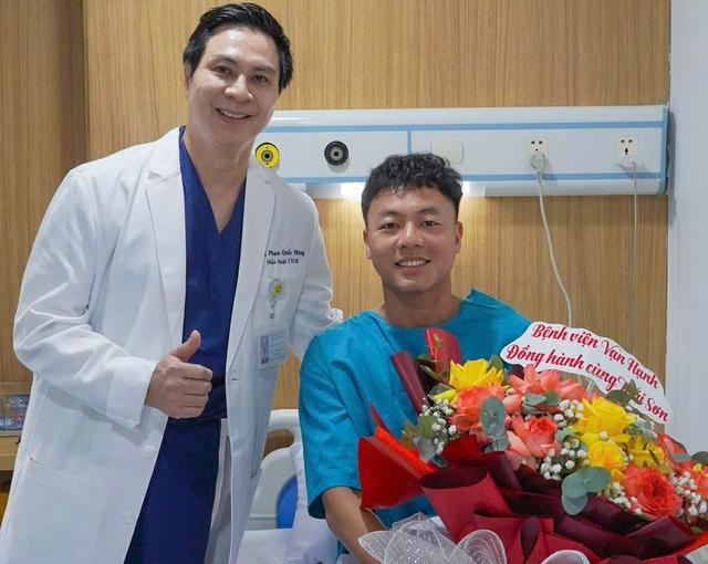 Người hùng U.23 Việt Nam Nguyễn Thái Sơn được phẫu thuật thành công, khi nào trở lại?- Ảnh 1.
