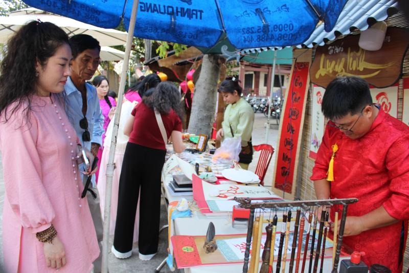 Xin chữ đầu năm tại tp . Hcm: Nét đẹp văn hóa truyền thống người Việt 2026 - Ảnh 6. Xin chữ đầu năm tại tp . Hcm: Nét đẹp văn hóa truyền thống người Việt 2026 - Ảnh 6.