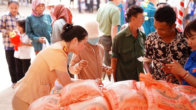 CSGT Đồng Nai 'sưởi ấm biên cương' tại xã Lộc Thạnh- Ảnh 2. CSGT Đồng Nai 'sưởi ấm biên cương' tại xã Lộc Thạnh- Ảnh 2.