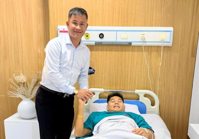 Hiểu Minh đăng ảnh chống nạng đón tết cùng gia đình, Đình Bắc và Minh Phúc nói lời cảm động- Ảnh 3.