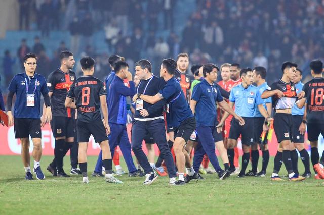Trọng tài Malaysia bị Ninh Bình phản ứng dữ dội vì thu hồi thẻ vàng của Đình Trọng: Lý do 'quay xe' là...- Ảnh 2. Trọng tài Malaysia bị Ninh Bình phản ứng dữ dội vì thu hồi thẻ vàng của Đình Trọng: Lý do 'quay xe' là...- Ảnh 2.