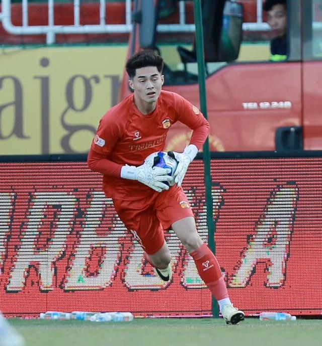 HAGL săn vé trụ hạng bằng… hai ‘tòa tháp’, V-League sẽ buồn nếu vắng mặt nhân vật này
- Ảnh 1. HAGL săn vé trụ hạng bằng… hai ‘tòa tháp’, V-League sẽ buồn nếu vắng mặt nhân vật này
- Ảnh 1.