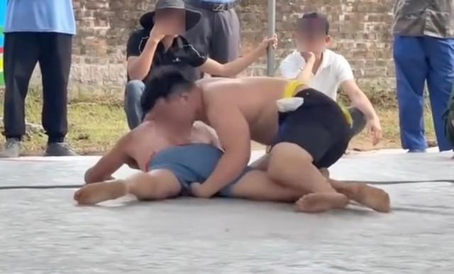 Vụ tử vong thương tâm khi thi đấu hội vật làng: Cảnh báo nóng về sân chơi tự phát
- Ảnh 1. Vụ tử vong thương tâm khi thi đấu hội vật làng: Cảnh báo nóng về sân chơi tự phát
- Ảnh 1.
