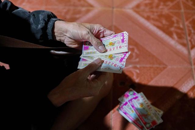 'Xóm vé số xứ Nẫu' ở TP.HCM: Tằn tiện cả năm, tết không đủ tiền về quê- Ảnh 4. 'Xóm vé số xứ Nẫu' ở TP.HCM: Tằn tiện cả năm, tết không đủ tiền về quê- Ảnh 4.