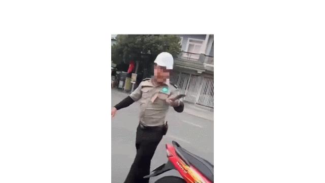 TP.HCM: Xác minh clip bảo vệ khu đô thị hăm dọa tài xế công nghệ- Ảnh 2. TP.HCM: Xác minh clip bảo vệ khu đô thị hăm dọa tài xế công nghệ- Ảnh 2.