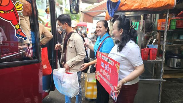 Chuyến xe nghĩa tình lăn bánh, đưa người lao động nghèo về quê đón tết - Ảnh 8.