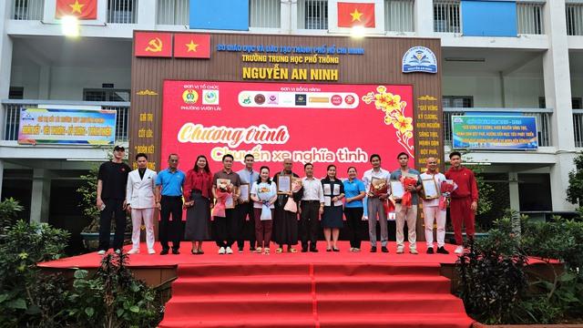 Chuyến xe nghĩa tình lăn bánh, đưa người lao động nghèo về quê đón tết - Ảnh 5.
