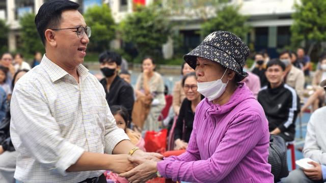 Chuyến xe nghĩa tình lăn bánh, đưa người lao động nghèo về quê đón tết - Ảnh 4.