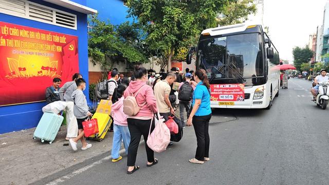 Chuyến xe nghĩa tình lăn bánh, đưa người lao động nghèo về quê đón tết - Ảnh 7.