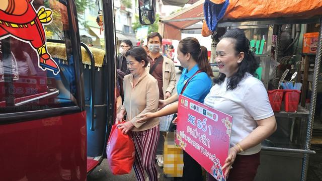 Chuyến xe nghĩa tình lăn bánh, đưa người lao động nghèo về quê đón tết - Ảnh 1.