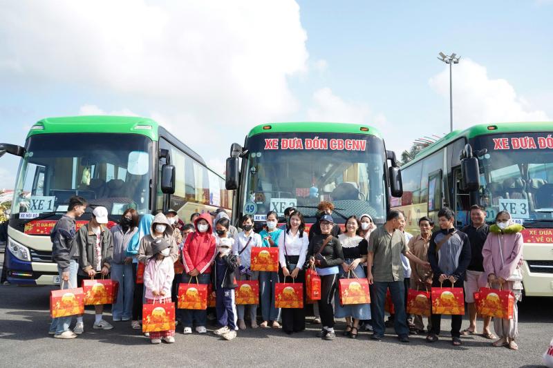 Tết nghĩa tình, xuân yêu thương trên khắp nẻo đường- Ảnh 1. Tết nghĩa tình, xuân yêu thương trên khắp nẻo đường- Ảnh 1.
