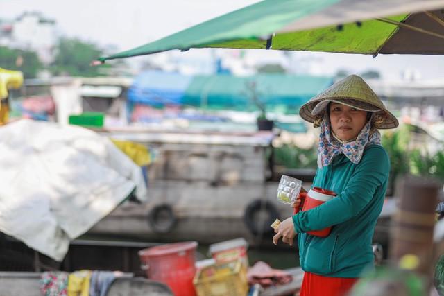 Xóm chợ nổi miền Tây ở TP.HCM với tết 'lạ': 'Lo tết thiên hạ trước, mình sau'- Ảnh 5. Xóm chợ nổi miền Tây ở TP.HCM với tết 'lạ': 'Lo tết thiên hạ trước, mình sau'- Ảnh 5.
