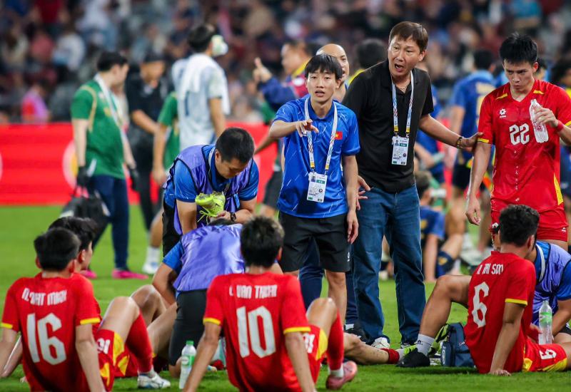 HLV Kim Sang-sik và câu chuyện xúc động được kể trong ngày tết, nhớ vợ con và quê hương Hàn Quốc…- Ảnh 3. HLV Kim Sang-sik và câu chuyện xúc động được kể trong ngày tết, nhớ vợ con và quê hương Hàn Quốc…- Ảnh 3.