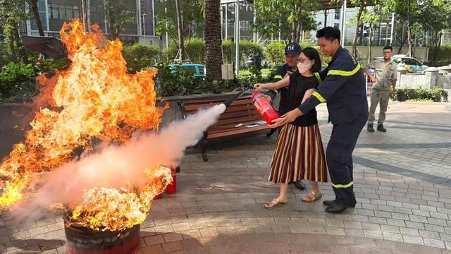 Công an TP . HCM tuyên truyền phòng cháy bằng tiếng Anh cho cư dân quốc tế năm 2026 - Ảnh 2. Công an TP . HCM tuyên truyền phòng cháy bằng tiếng Anh cho cư dân quốc tế năm 2026 - Ảnh 2.