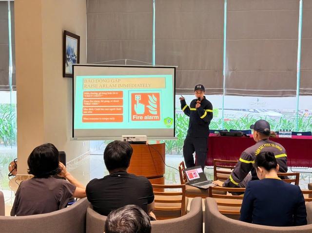 Công an TP . HCM tuyên truyền phòng cháy bằng tiếng Anh cho cư dân quốc tế năm 2026 - Ảnh 1. Công an TP . HCM tuyên truyền phòng cháy bằng tiếng Anh cho cư dân quốc tế năm 2026 - Ảnh 1.