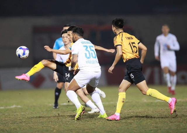 Thanh Hóa ý chí quá ‘khủng khiếp’, bắt Nam Định chia điểm cực kịch tính: Xuân Son sút penalty dội cột dọc- Ảnh 3. Thanh Hóa ý chí quá ‘khủng khiếp’, bắt Nam Định chia điểm cực kịch tính: Xuân Son sút penalty dội cột dọc- Ảnh 3.