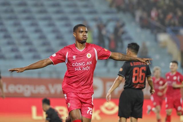 Cuộc đua vô địch V-League vẫn khốc liệt: CLB CAHN nắm lợi thế lớn, Nam Định hết sạch cơ hội- Ảnh 2. Cuộc đua vô địch V-League vẫn khốc liệt: CLB CAHN nắm lợi thế lớn, Nam Định hết sạch cơ hội- Ảnh 2.