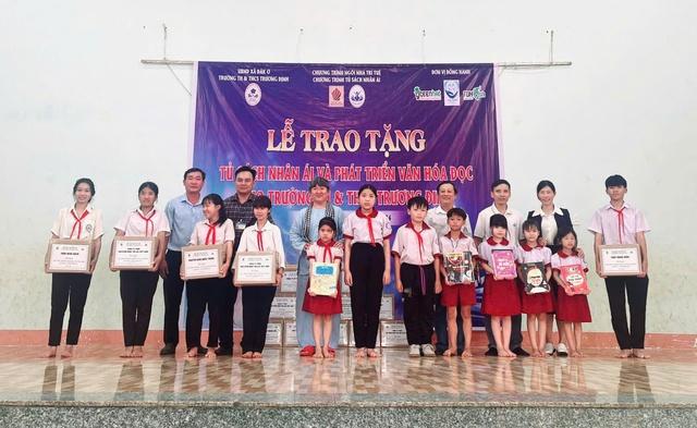 Tủ sách Nhân ái trao tặng 34 Tủ sách cho Trường miền núi tỉnh Đồng Nai - Ảnh 3.