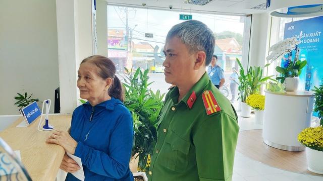 Vĩnh Long: Cụ bà 70 tuổi bỗng dưng nhận được gần 2 tỉ đồng chuyển nhầm vào tài khoản- Ảnh 1. Vĩnh Long: Cụ bà 70 tuổi bỗng dưng nhận được gần 2 tỉ đồng chuyển nhầm vào tài khoản- Ảnh 1.