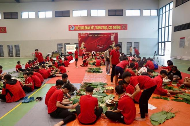 Đội trưởng U.23 Việt Nam cùng Thể Công Viettel 'giữ lửa Tết' bằng hoạt động đặc biệt- Ảnh 2.