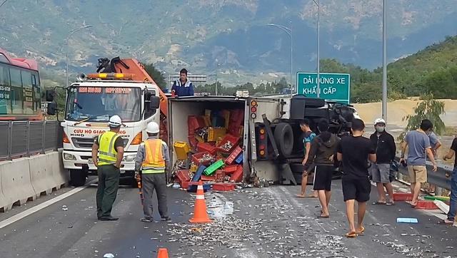 Tai nạn trên cao tốc Cam Lâm - Vĩnh Hảo, giao thông ùn tắc kéo dài- Ảnh 1. Tai nạn trên cao tốc Cam Lâm - Vĩnh Hảo, giao thông ùn tắc kéo dài- Ảnh 1.