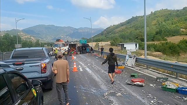 Tai nạn trên cao tốc Cam Lâm - Vĩnh Hảo, giao thông ùn tắc kéo dài- Ảnh 2. Tai nạn trên cao tốc Cam Lâm - Vĩnh Hảo, giao thông ùn tắc kéo dài- Ảnh 2.