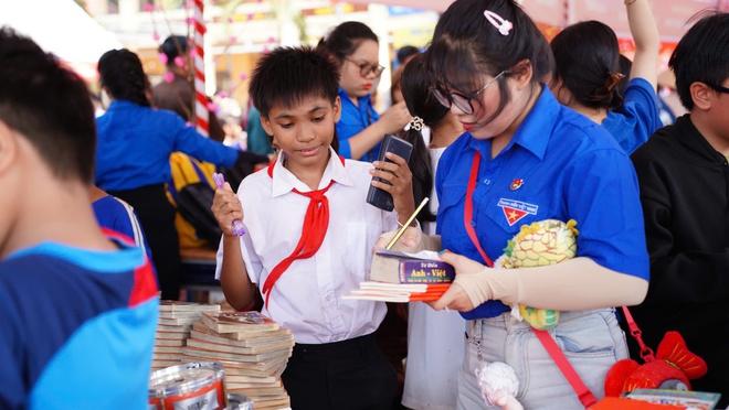 CSGT Đồng Nai 'sưởi ấm biên cương' tại xã Lộc Thạnh- Ảnh 3. CSGT Đồng Nai 'sưởi ấm biên cương' tại xã Lộc Thạnh- Ảnh 3.