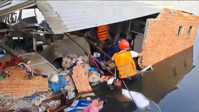 Sập nhà ven sông ở TP.HCM, 2 người bị thương- Ảnh 1. Sập nhà ven sông ở TP.HCM, 2 người bị thương- Ảnh 1.