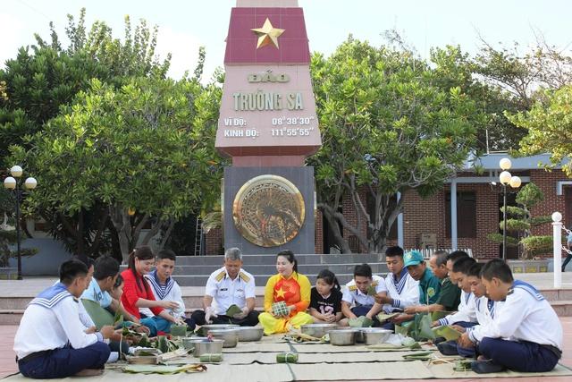 Đảo Trường Sa trao quà tết cho ngư dân bám biển- Ảnh 2. Đảo Trường Sa trao quà tết cho ngư dân bám biển- Ảnh 2.
