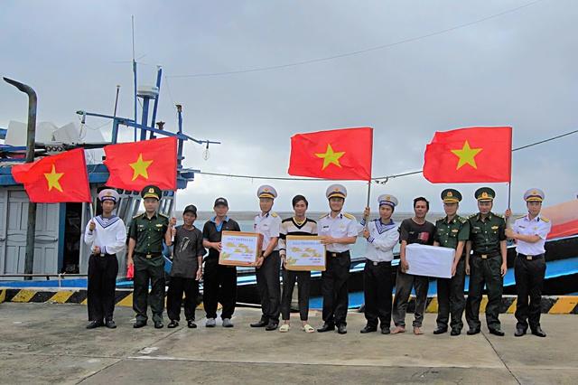 Đảo Trường Sa trao quà tết cho ngư dân bám biển- Ảnh 1. Đảo Trường Sa trao quà tết cho ngư dân bám biển- Ảnh 1.