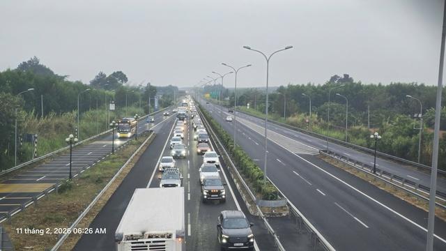 Kẹt xe cao tốc TP . HCM - Long Thành - Dầu Giây sáng sớm 24 tháng chạp 2026 - Ảnh 1. Kẹt xe cao tốc TP . HCM - Long Thành - Dầu Giây sáng sớm 24 tháng chạp 2026 - Ảnh 1.