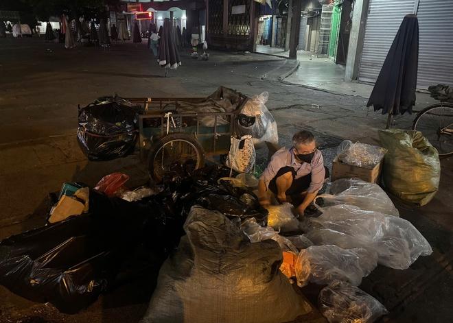 Người phụ nữ 'mót' áo quần nuôi những mùa tết xa quê- Ảnh 2. Người phụ nữ 'mót' áo quần nuôi những mùa tết xa quê- Ảnh 2.