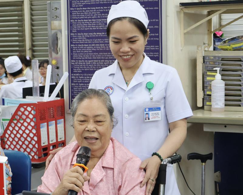 Tiệc tất niên đặc biệt ở Bệnh viện Chợ Rẫy: Khoảnh khắc khiến bệnh nhân nghẹn ngào - Ảnh 5.