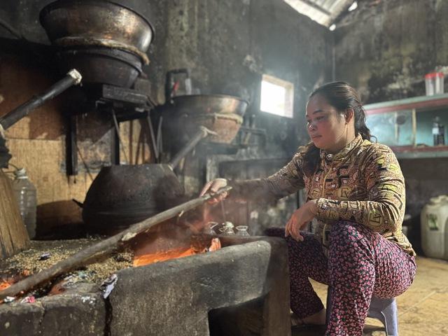 Thăm làng rượu Bàu Đá trước nỗi lo tắt lửa - Ảnh 4.