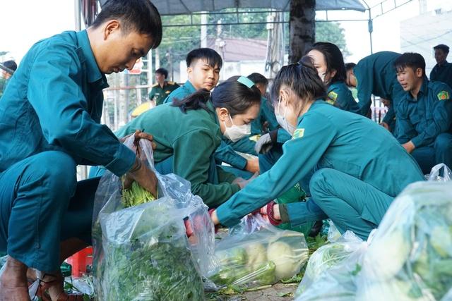Ban Chỉ huy quân sự xã Tân Phú phát rau củ miễn phí cho bà con khó khăn - Ảnh 3. Ban Chỉ huy quân sự xã Tân Phú phát rau củ miễn phí cho bà con khó khăn - Ảnh 3.