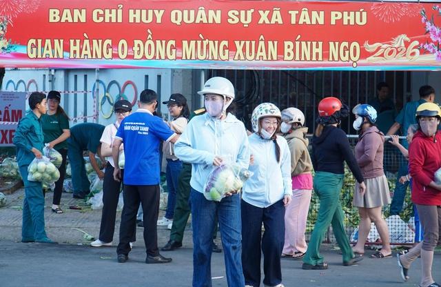 Ban Chỉ huy quân sự xã Tân Phú phát rau củ miễn phí cho bà con khó khăn - Ảnh 1. Ban Chỉ huy quân sự xã Tân Phú phát rau củ miễn phí cho bà con khó khăn - Ảnh 1.