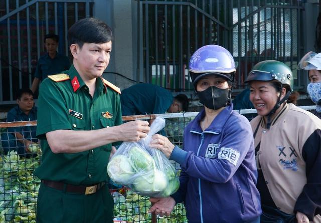 Ban Chỉ huy quân sự xã Tân Phú phát rau củ miễn phí cho bà con khó khăn - Ảnh 2. Ban Chỉ huy quân sự xã Tân Phú phát rau củ miễn phí cho bà con khó khăn - Ảnh 2.