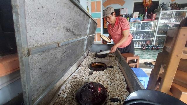 Thăm làng rượu Bàu Đá trước nỗi lo tắt lửa - Ảnh 3.