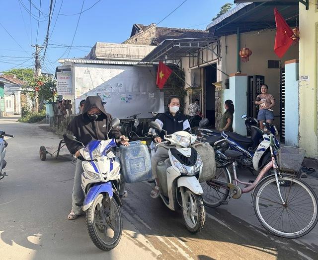 Cả xóm ở Quảng Ngãi 'đi hội' xin nước sạch ngày 29 tết, một điều rất lạ- Ảnh 2. Cả xóm ở Quảng Ngãi 'đi hội' xin nước sạch ngày 29 tết, một điều rất lạ- Ảnh 2.