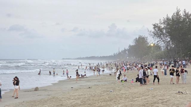 Quảng Ngãi: Tắm biển 3 người trong một gia đình đuối nước, 2 người mất tích- Ảnh 1. Quảng Ngãi: Tắm biển 3 người trong một gia đình đuối nước, 2 người mất tích- Ảnh 1.
