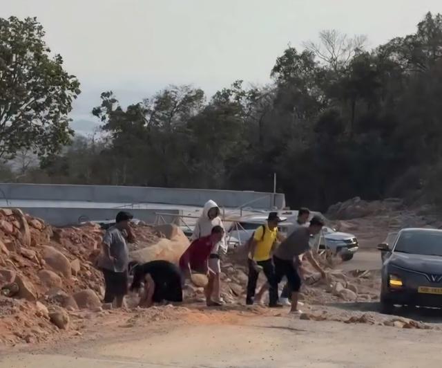 Quốc lộ 28B nỗi ám ảnh của tài xế và du khách dịp tết Bính Ngọ  - Ảnh 1.