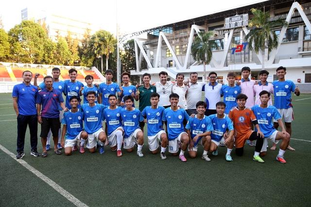 Đại chiến bóng đá sinh viên: Tân binh có HLV ngoại gây sốc trước vòng chung kết- Ảnh 2. Đại chiến bóng đá sinh viên: Tân binh có HLV ngoại gây sốc trước vòng chung kết- Ảnh 2.